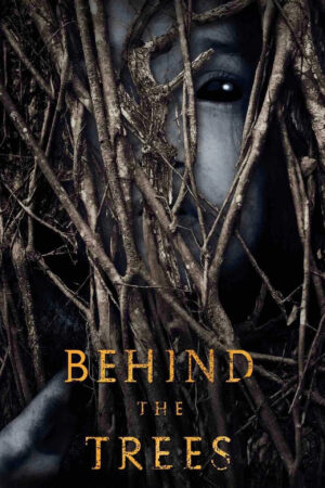 Sinemaku21 – Poster film Behind the Trees (2019), horor supranatural tentang pasangan yang terjebak dalam ritual kerasukan di hutan India.